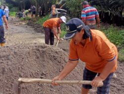 Kurang Diperhatikan Pemprov Sumut, Masyarakat STM Hulu Gotong Royong Benahi Jalan