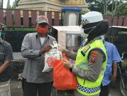 Satuan Lalu Lintas Polresta Deli Serdang Peduli, Bagikan Bansos Kepada Masyarakat