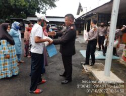 Polsek Batang Kuis Polresta Deli Serdang Bagikan Bansos Kepada Masyarakat Terdampak Naiknya Harga BBM