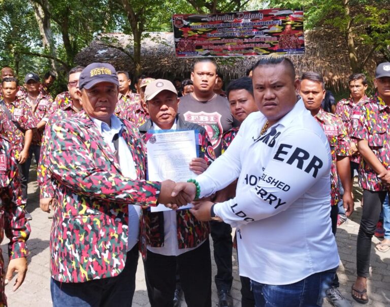 Ketua Umum FBI Serahkan SK Mandat Kepengurusan DPC Kabupaten Deli Serdang