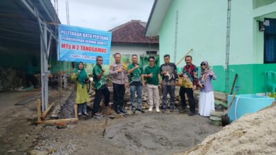 Kepala Sekolah MTSN 2 Tanggamus Bersama Ketua Komite Dan Wali Murid Lakukan Peletakan Batu Pertama