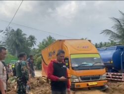 Dibantu Warga, Kapolres Tanggamus Bersama Dandim dan Personelnya Berjibaku Buka Jalinbar Semaka