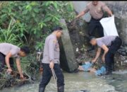 “Polri Peduli Lingkungan” Polresta Deli Serdang Bersihkan Sampah di Sekitaran Sungai Malinda