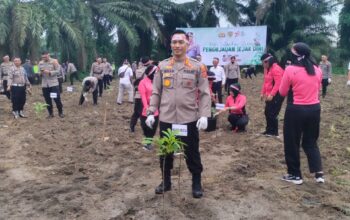 Rayakan Hut RI Ke 78, Polresta Deli Serdang Laksanakan Giat Penghijauan