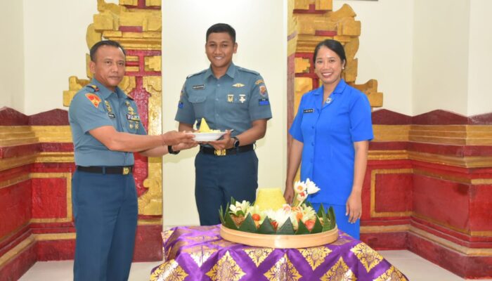 Syukuran Pemotongan Tumpeng Dalam Rangka HUT Lantamal V Ke-74 Tahun 2023 Di Lanal Denpasar