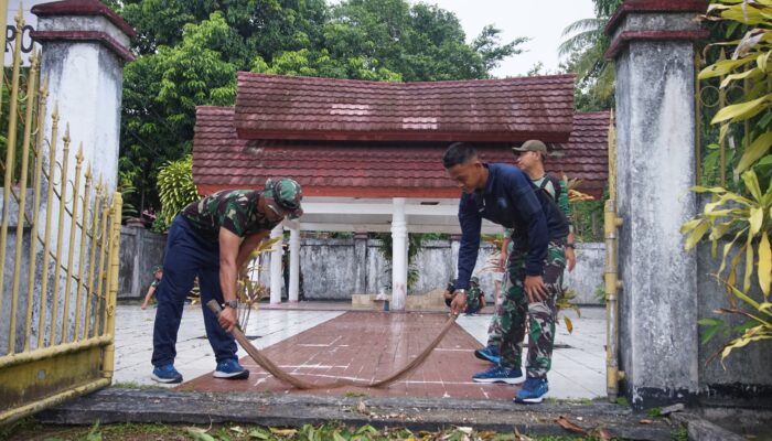 Sambut HUT ke-12, Prajurit Lanudal Biak Gelar Bhakti Sosial Bersihkan TMP Frans Kaisiepo