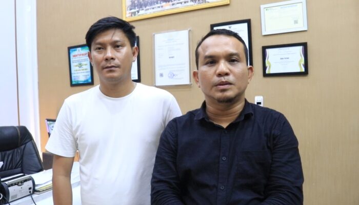 Owner BABA PARFUME didampingin pihak kuasa hukum sedang membuat laporan