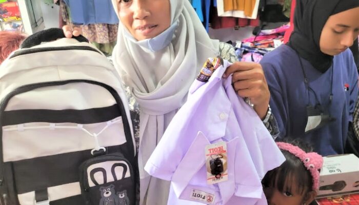 Ibu - ibu yang sedang membeli perlengkapan sekolah