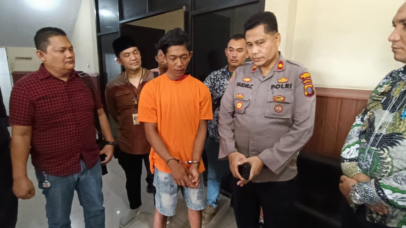 foto : Baju warna Orange Tersangka saat diamankan di Polsek patumbak