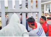 Aksi Demo Buruh di PT Bakrie Kuala Tanjung Memanas