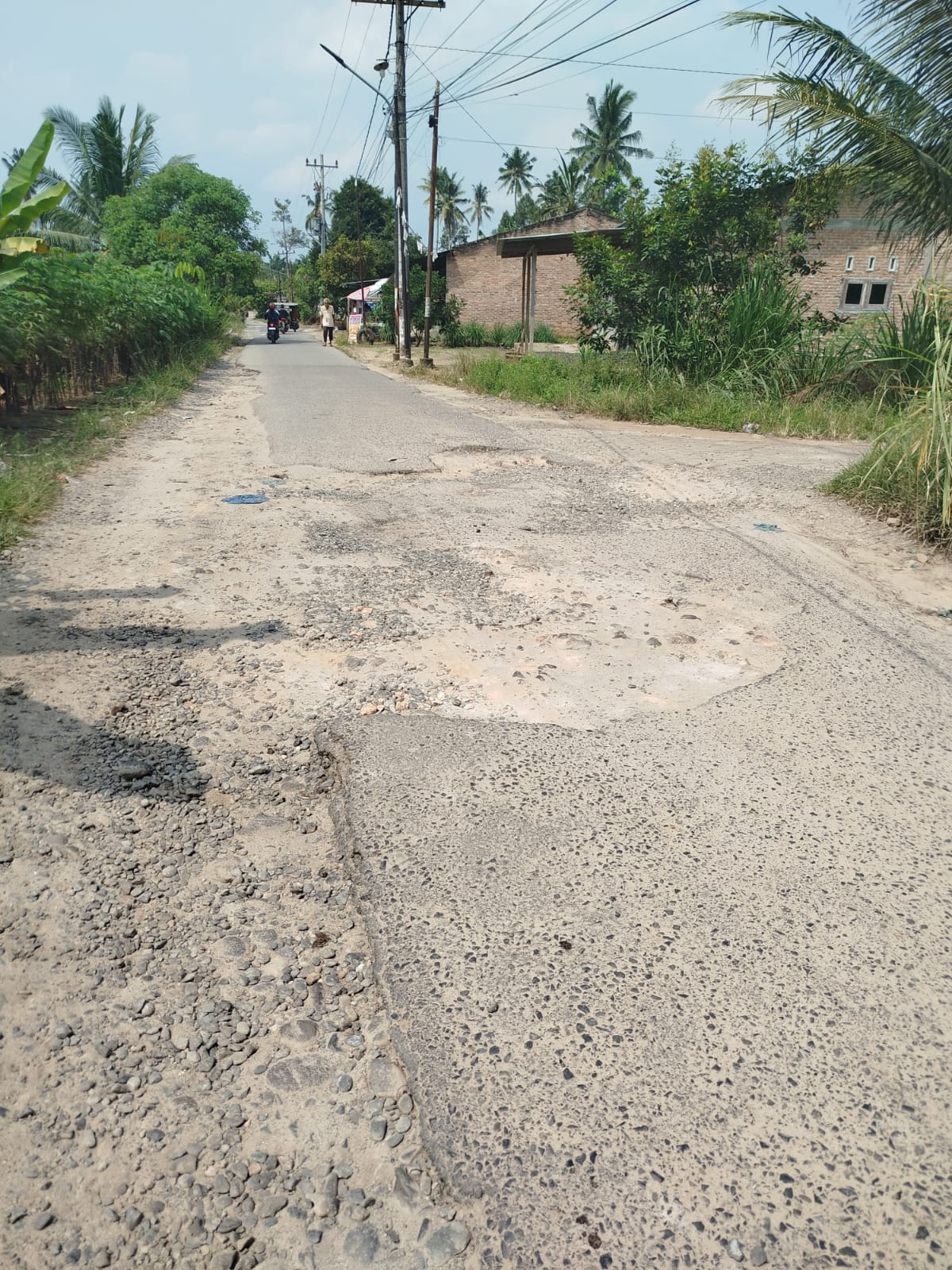 ketergan gambar : jalan kabupaten yang rusak berada di jl. suka mulya Desa Galang Suka Kecamatan Galang