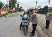 Polsek Pagar Merbau Bagikan Ribuan Bendera Merah Putih Sambut HUT RI ke-80