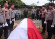 Wakapolres Tanah Karo Pimpin Pemakaman Personel Aiptu Antoni Ginting