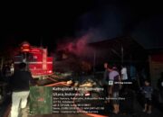 Patroli Subuh, Personel Polres Tanah Karo Sigap Tangani Kebakaran Kedai Kopi di Tigapanah