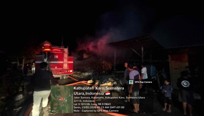 Patroli Subuh, Personel Polres Tanah Karo Sigap Tangani Kebakaran Kedai Kopi di Tigapanah