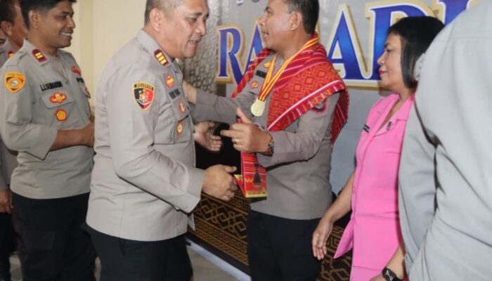 Polres Tanah Karo Lepas Dua Personel Purna Bakti, Kapolres : Purna Tugas Adalah Rezeki yang Patut Disyukuri