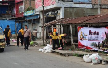 Jelang HUT Bhayangkara ke-80, Polres Karo Bersihkan Pusat Pasar Kabanjahe dalam Gerakan Indonesia Asri
