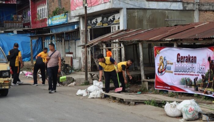 Jelang HUT Bhayangkara ke-80, Polres Karo Bersihkan Pusat Pasar Kabanjahe dalam Gerakan Indonesia Asri