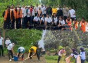 Polsek Singkep Barat Bersama Kejari Lingga, Forkopimcam dan Masyarakat Gelar Gotong Royong Jumat Bersih