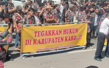 Ratusan Laskar Merah Putih Geruduk Polres Karo, Tuntut Pelaku Penyerangan Kantor LMP Di Tangkap
