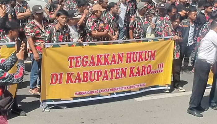 Ratusan Laskar Merah Putih Geruduk Polres Karo, Tuntut Pelaku Penyerangan Kantor LMP Di Tangkap