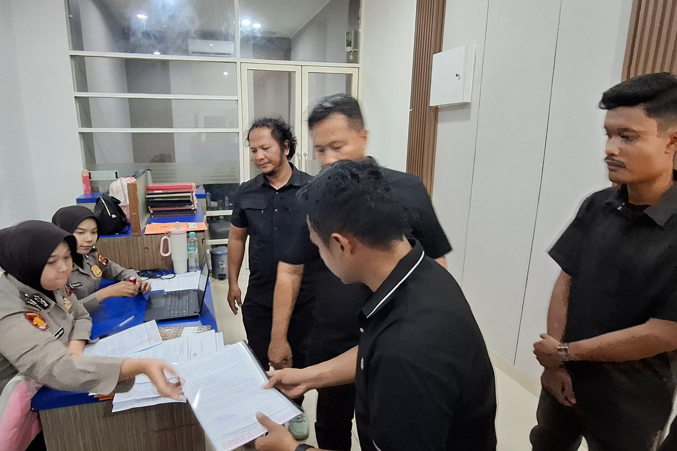 Foto perwakilan Bascamm Alrivai Zuherisyah nomor dua dari sudut kanan , saat memasukkan laporan ke Bidang Propam Poldasu, Rabu (19/8/2026)
